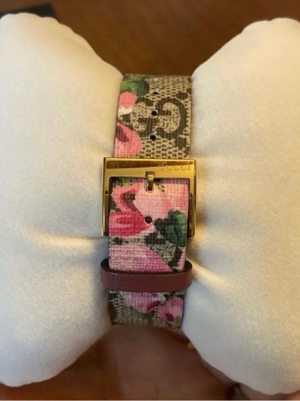 Gucci Gold-Tone Floral Monogram Women's Watch with Pink Accents - Picture 3 of 6
